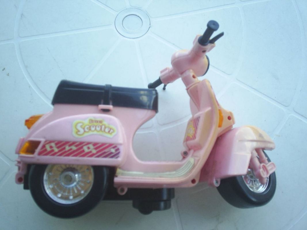 boneca-com-moto-a-pilha-serve-pra-barbie-made-in-china-D_NQ_NP_21340-MLB20208637026_122014-F.thumb.jpg.1e8ed5d119500b802c7ba3191c178bcf.jpg