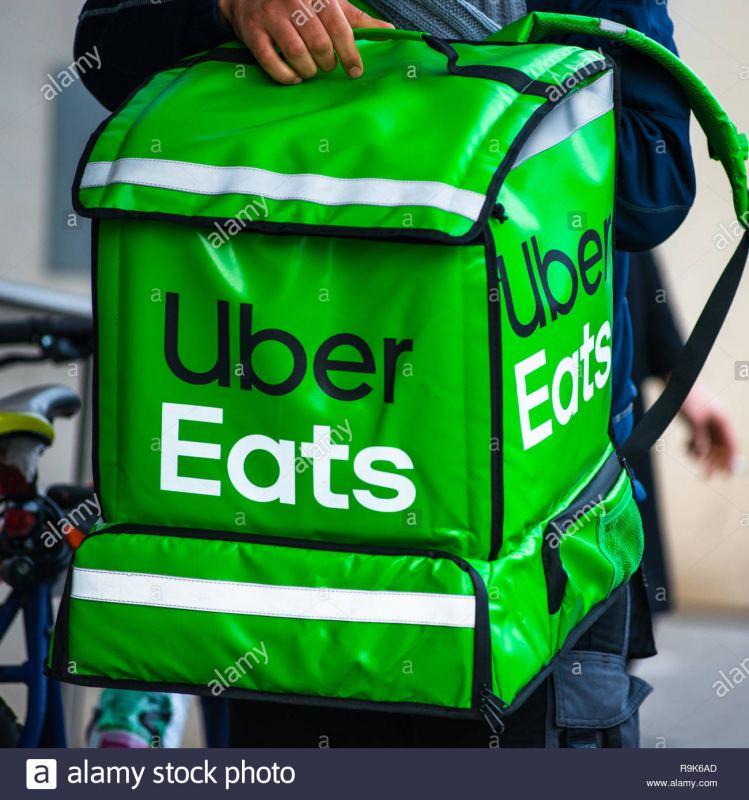 uber-eats-is-an-american-online-food-ordering-and-delivery-service-delivery-in-progress-on-vienna-street-austria-R9K6AD.jpg.75b02d4d5a46c1271b31b5e8c47388ce.jpg