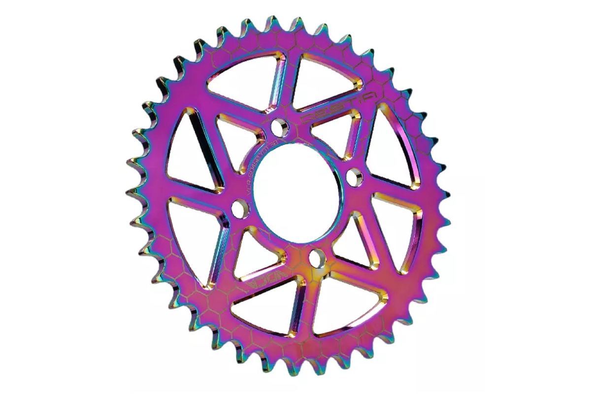 couronne-yamaha-dt-50-lc-portugal-38-dents-420-alu-neochrome.jpg.b775ee7fcc23ed3bf2cddcad9a94fbc2.jpg